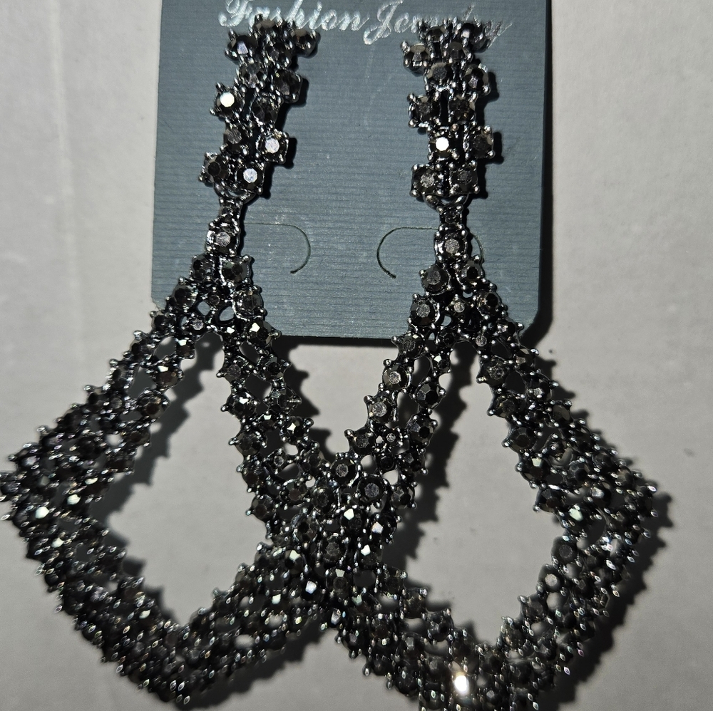 Elegant Black Dangle Pierced Earrings